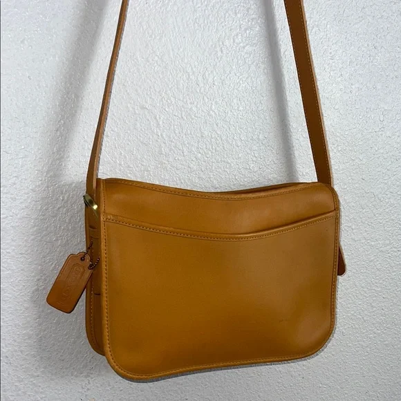 SOLD. 💛 COACH Butterscotch Glove-tanned Cowhide Leather Zippered Crossbody Bag! - Picture 4 of 9